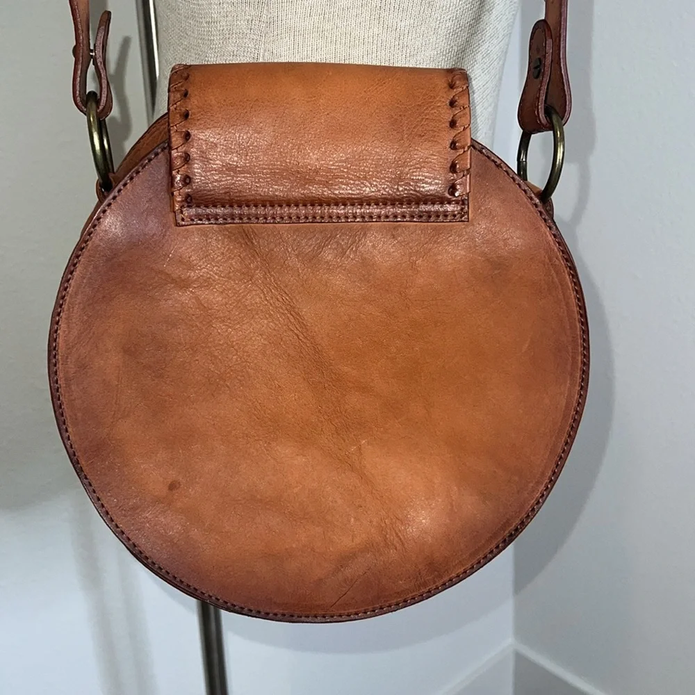 🔹 Free People Round Canteen Saddlebag - Picture 2 of 7